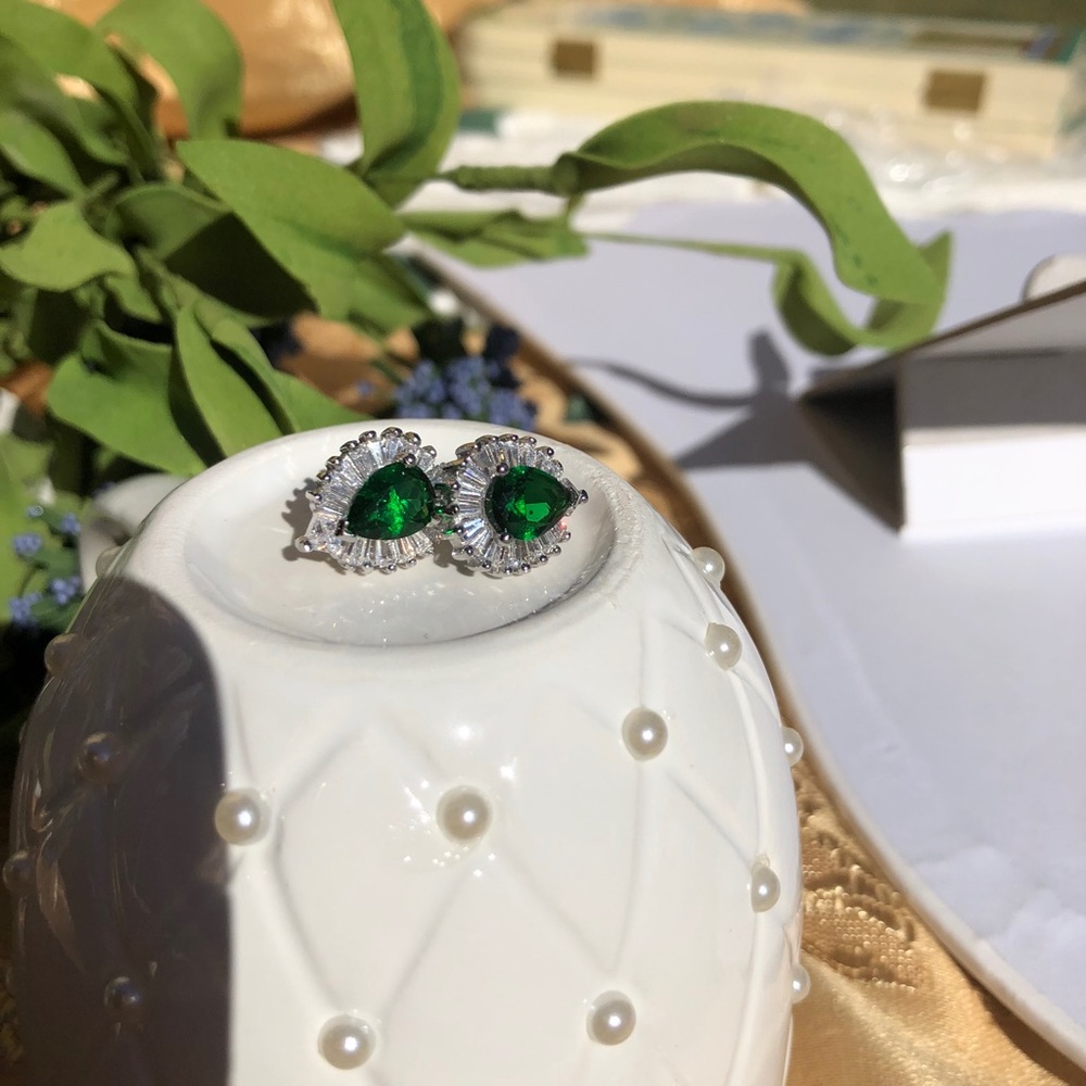 SIMULATED GREEN & WHITE DIAMOND EARRINGS. .98 cts. - Picture 8 of 8